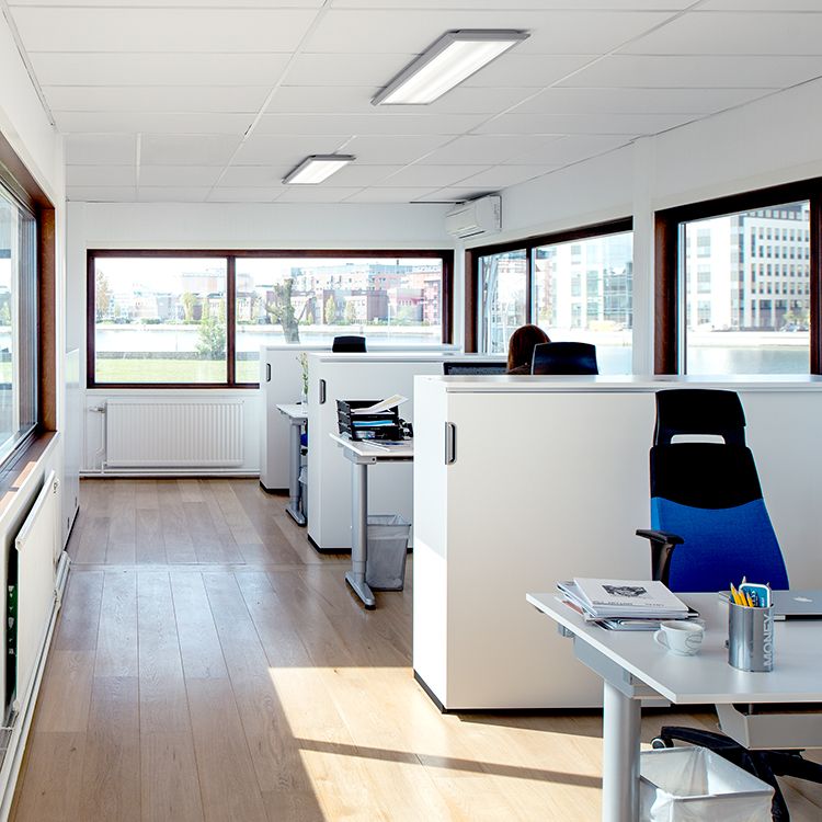 Kontorslokaler i Malmö med skrivbord som blickar ut mot havet